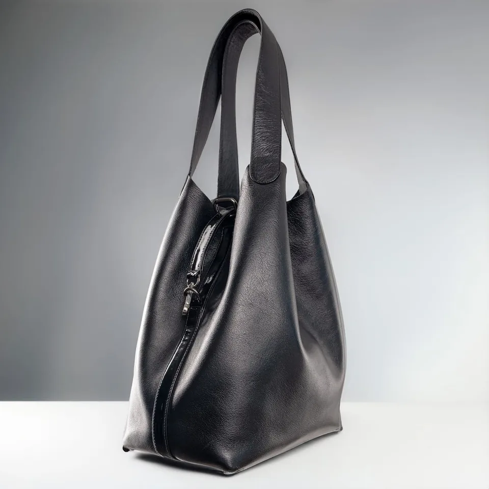 Sac cabas en cuir noir photographié sur fond gris : la photo de départ
