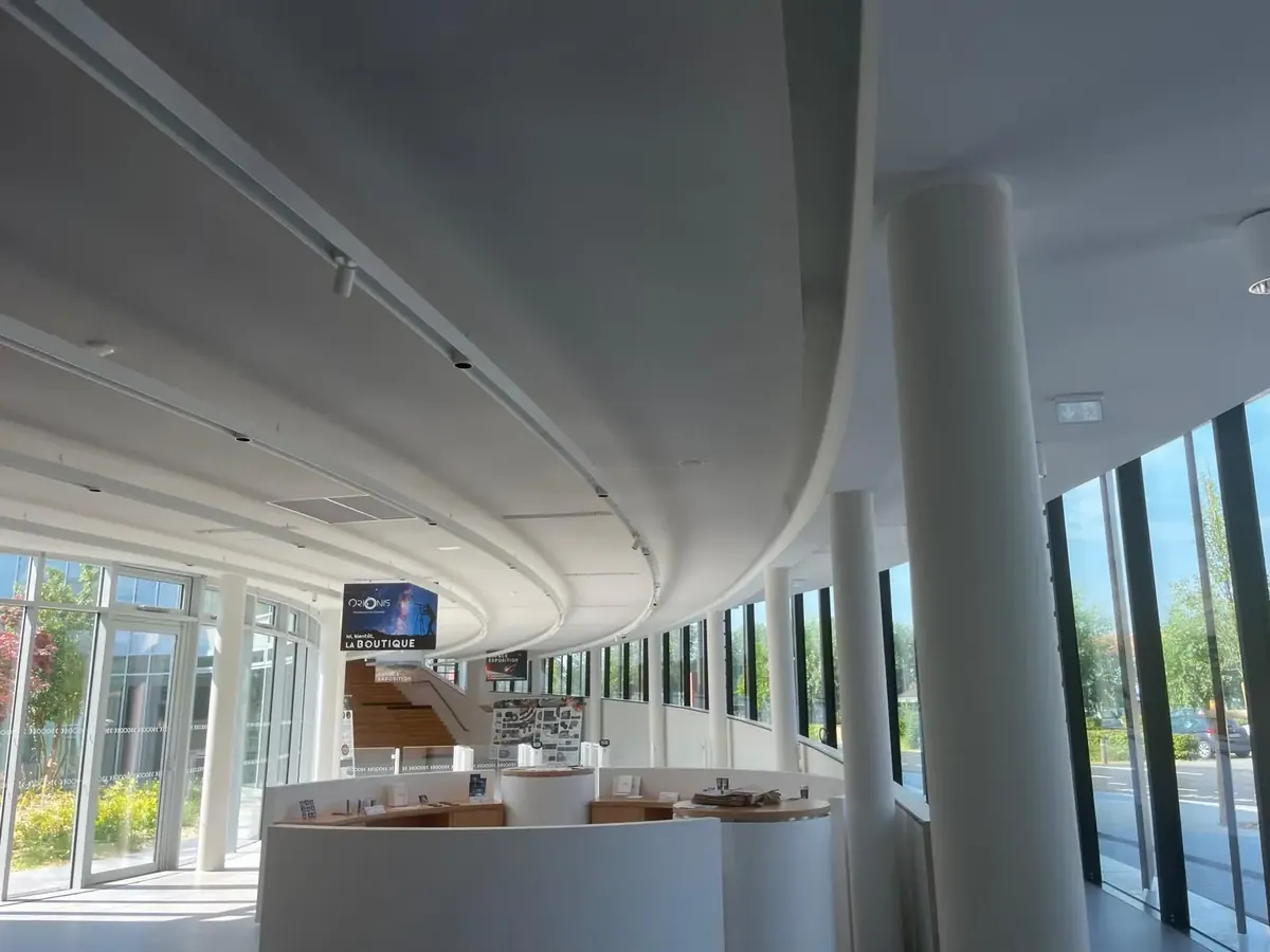 Galerie du Planétarium de Douai, plafond courbe le long de la façade vitrée.