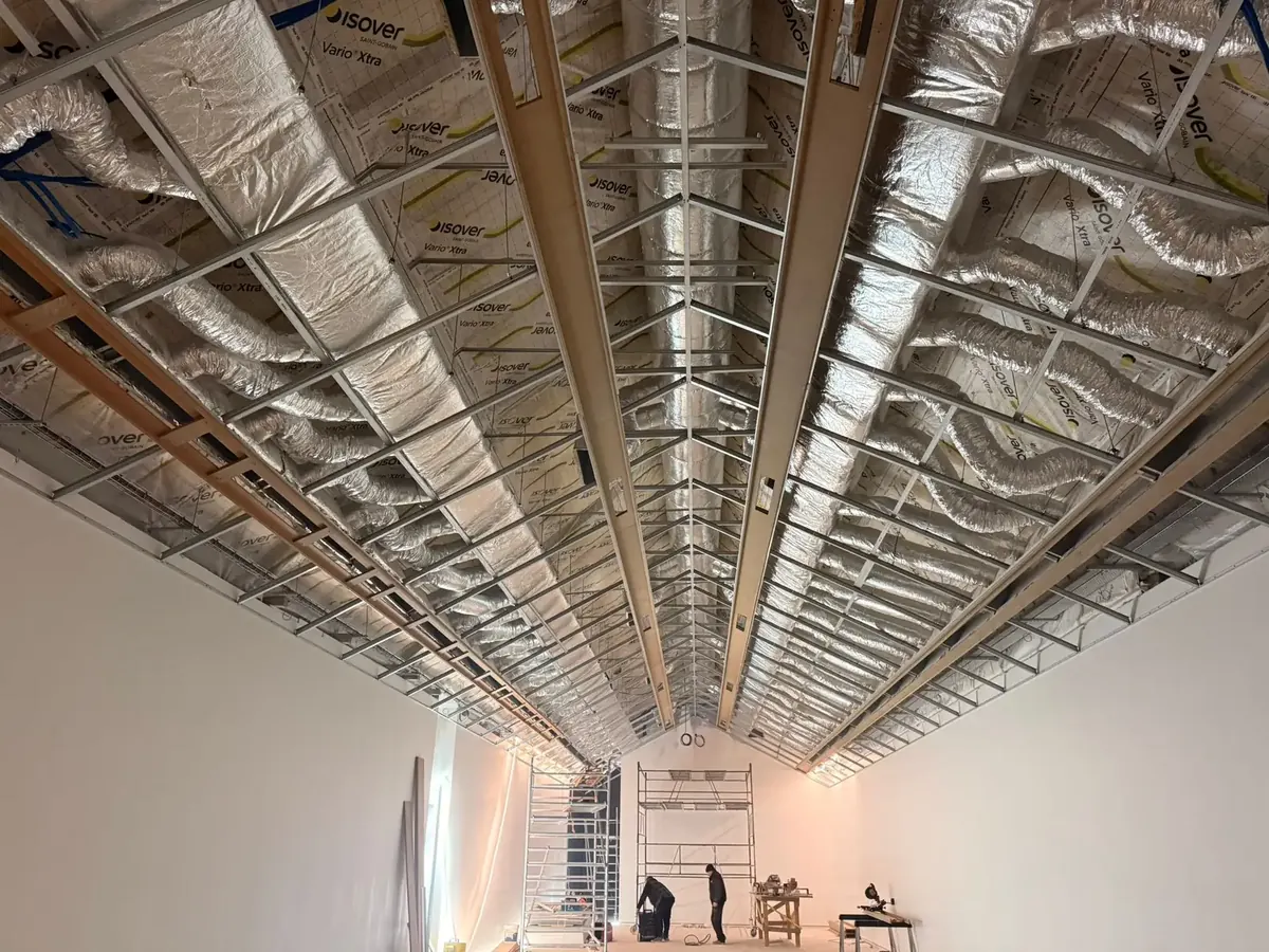Ossature métallique réglée au plafond du Musée des Beaux-Arts de Reims, avant que la surface ne se referme.