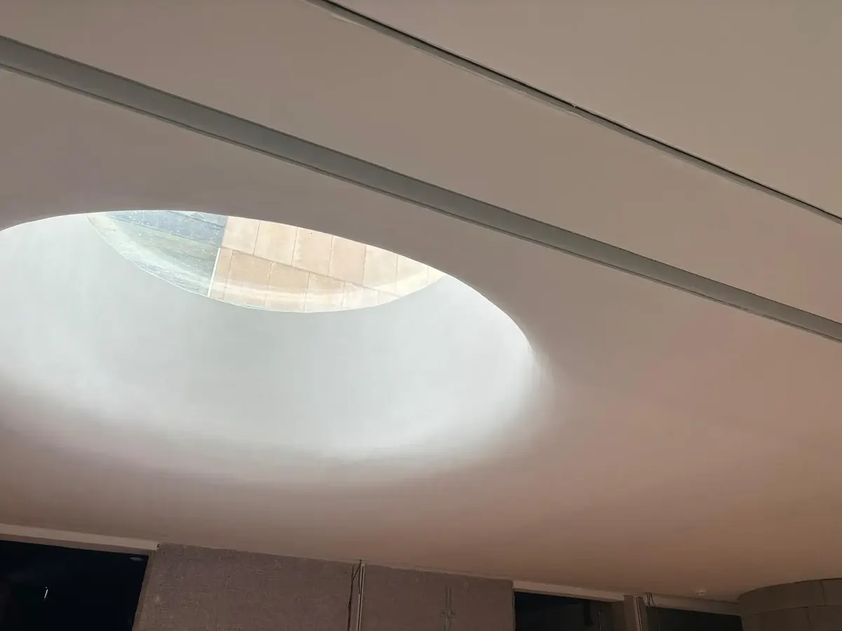 Oculus rétroéclairé dans le plafond continu de l’atrium du Musée des Beaux-Arts de Rennes.