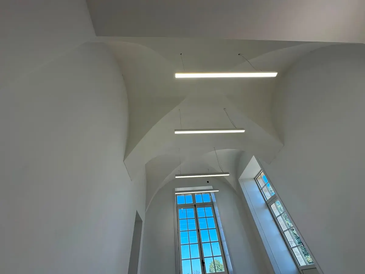 Voûtes d’arêtes en plâtre lisse du cabinet médical de Villers-sous-Saint-Leu, réglettes lumineuses encastrées.