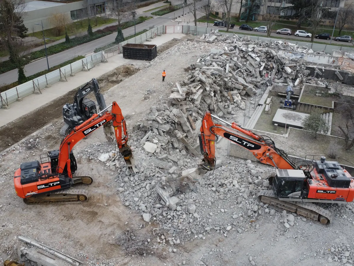 Vue au drone du chantier Curien, à Villeurbanne : deux pelles orange sur les gravats.