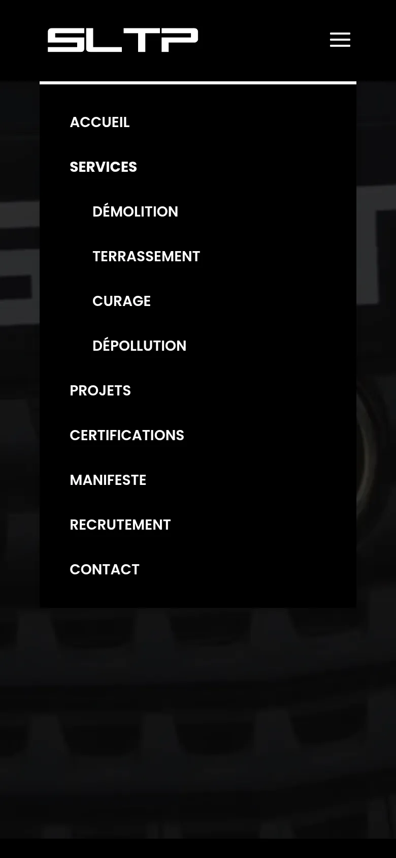 Menu ouvert sur l’accueil du site de SLTP, sur téléphone : accueil, services et leurs quatre métiers, projets, certifications, manifeste, recrutement, contact.