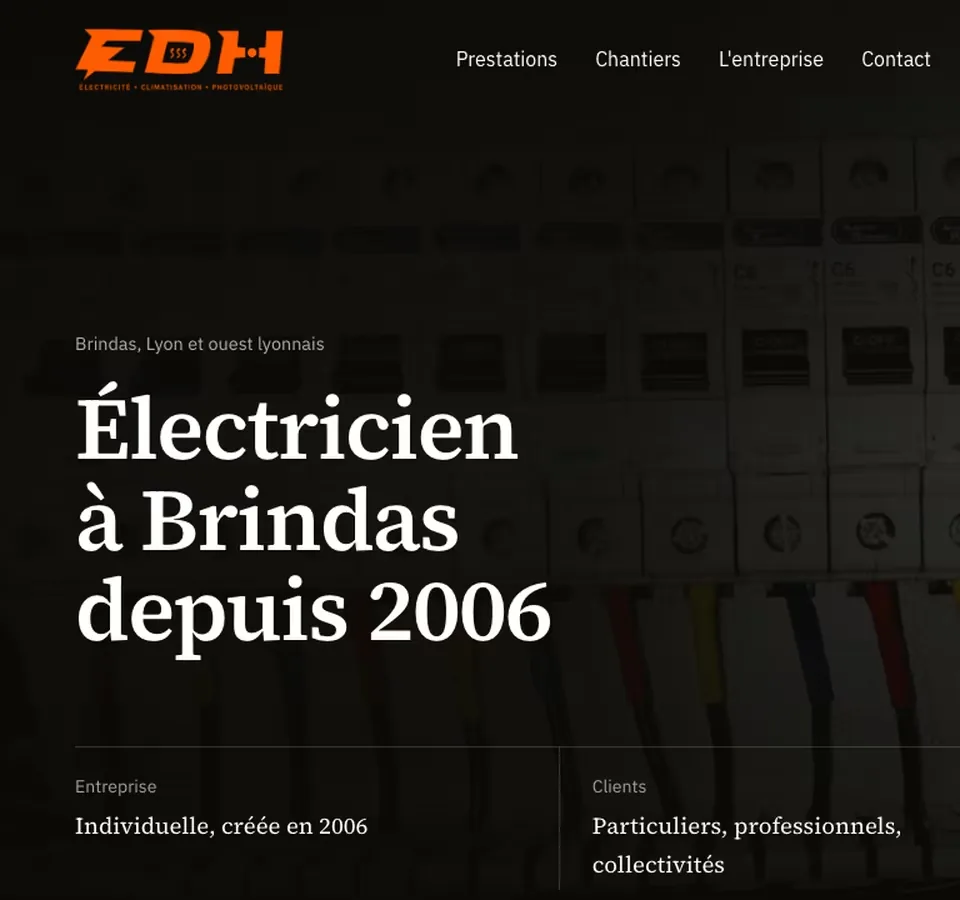 Page d’accueil du site d’EDH Électricité : un tableau électrique en fond et le titre Électricien à Brindas depuis 2006.